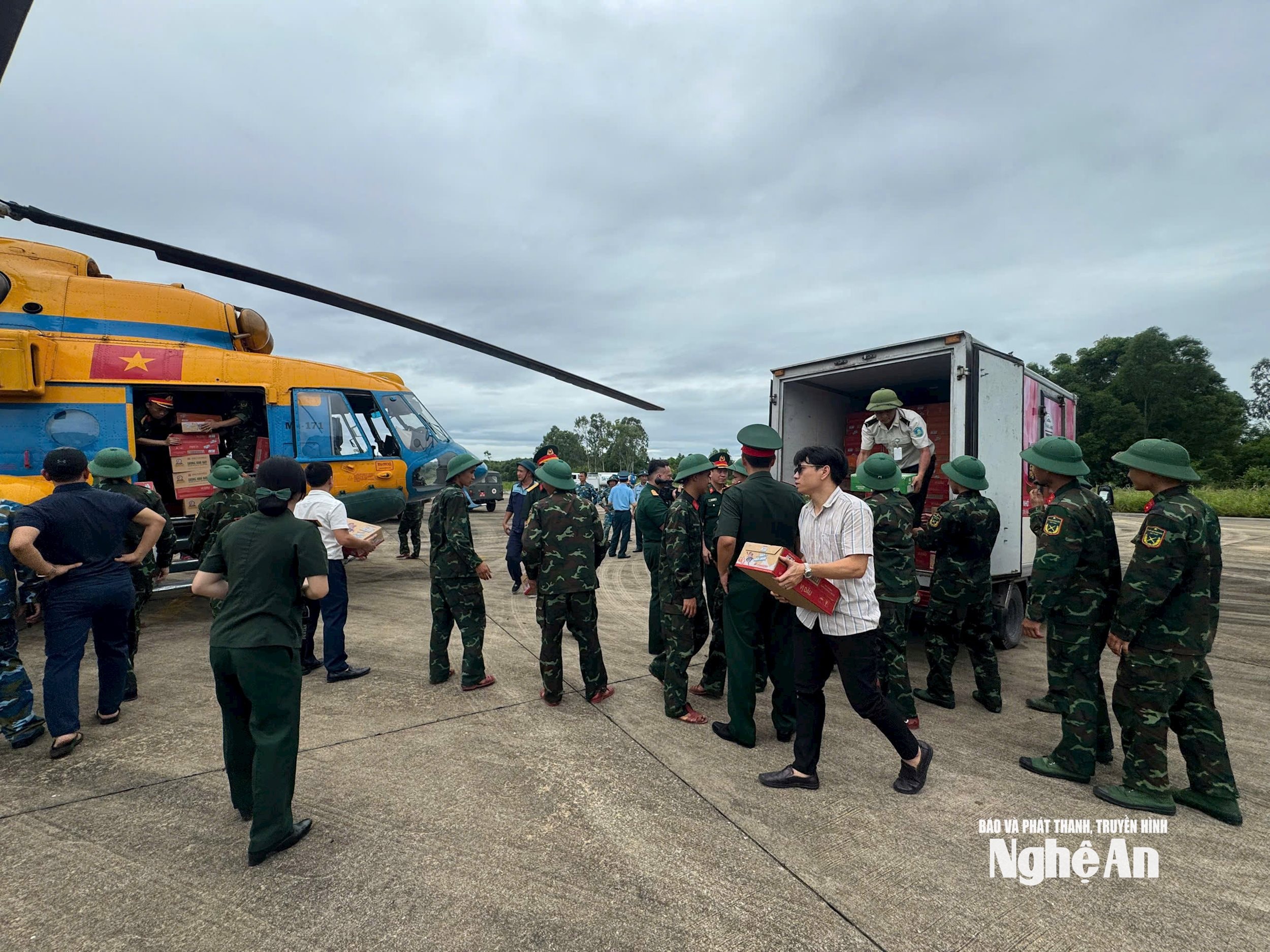 Sở Công Thương phối hợp với Bộ chỉ huy quân sự tỉnh chuẩn bị hàng hoá tập kết tại sân bay để chuẩn bị đi cứu trợ người dân