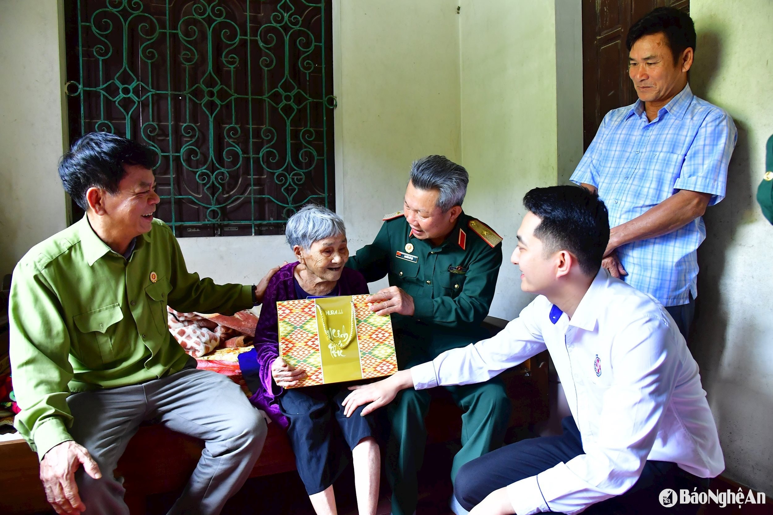 Thăm tăng quà gia đình chính sách người có công. Ảnh- Trọng Kiên
