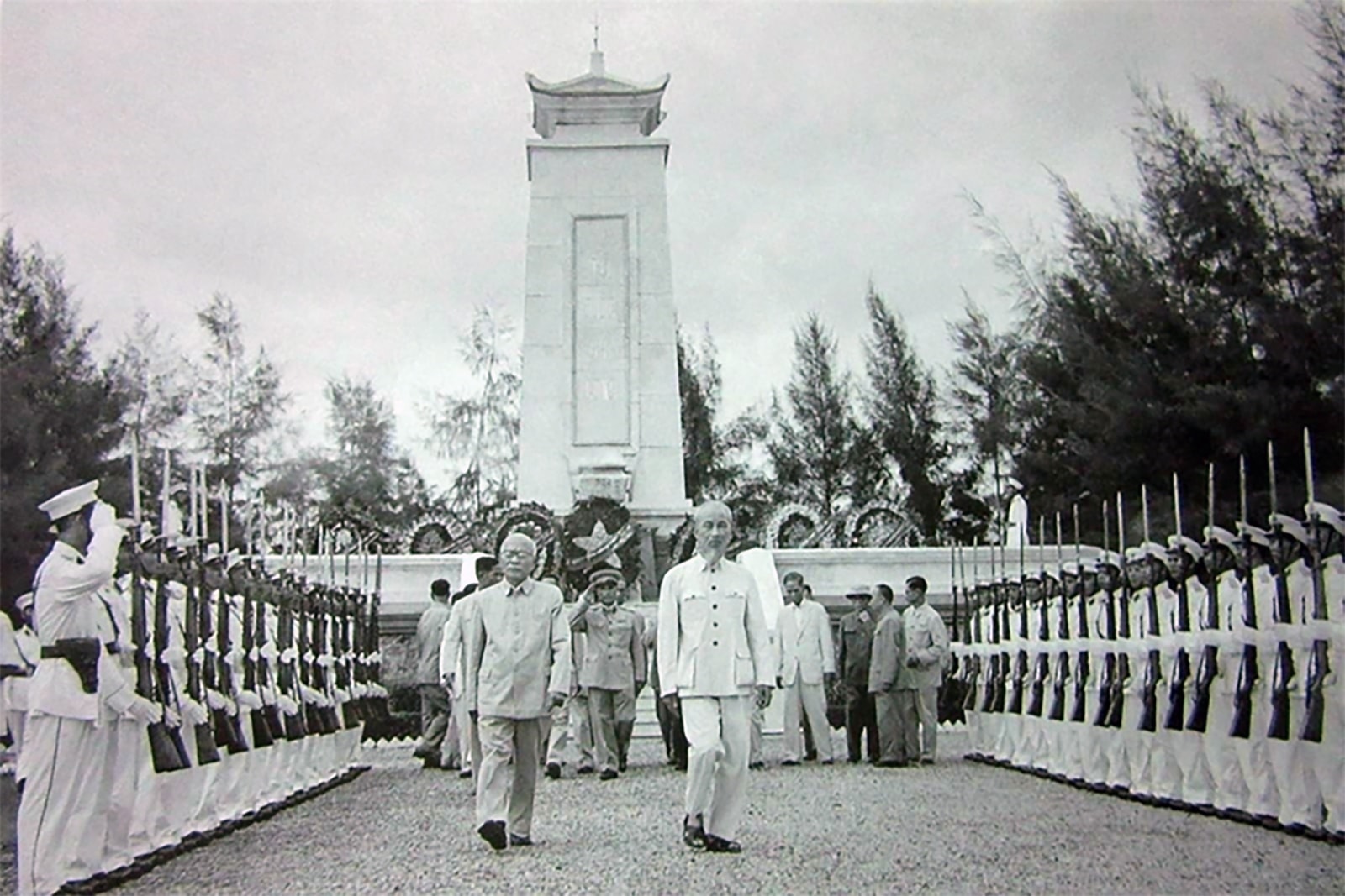 Ngày 2.9.1955 Bác Hồ cùng các đồng chí lãnh đạo Đảng, Nhà nước tới đặt vòng hoa viếng các liệt sĩ tại Nghĩa trang Mai Dịch, Hà Nội. Ảnh: Bảo tàng Hồ Chí Minh