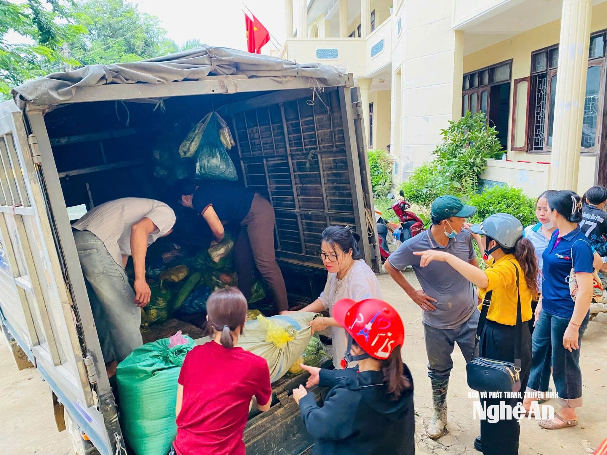 Người dân xã Yên Na quyên góp thực phẩm ủng hộ xã Tương Dương. Ảnh C