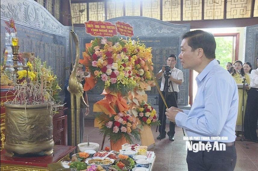 Chủ tịch UBND tỉnh Nghệ An Lê Hồng Vinh dâng hương tưởng niệm các anh hùng, liệt sĩ