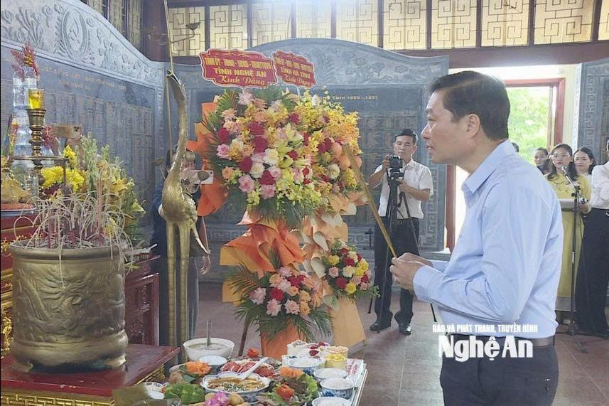 Chủ tịch UBND tỉnh Nghệ An Lê Hồng Vinh dâng hương tưởng niệm các anh hùng, liệt sĩ