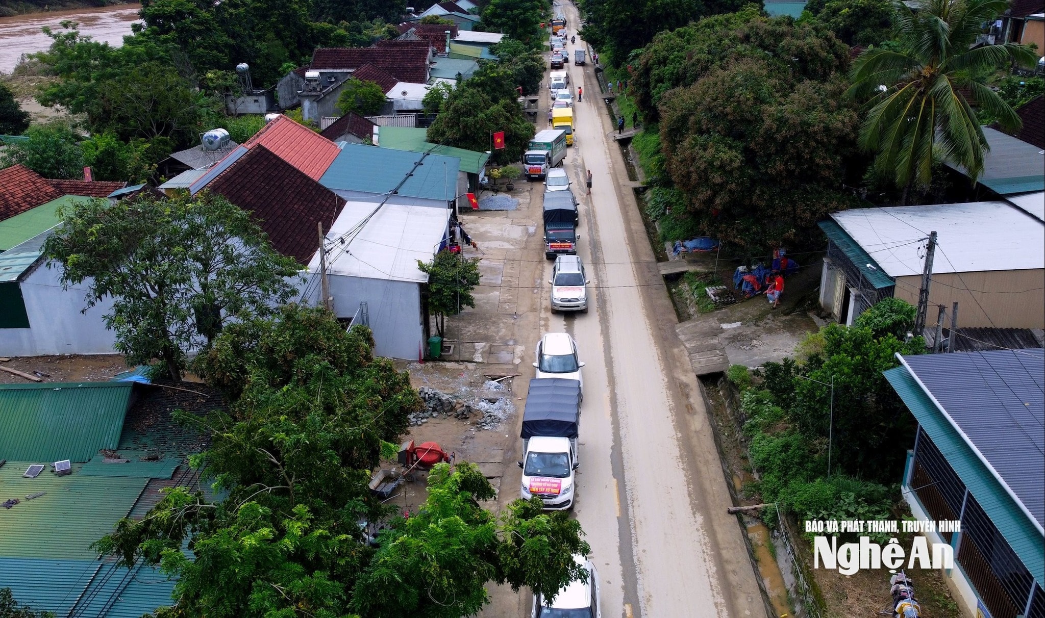 Việc cấm các xe chở quặng lưu thông thời điểm này giúp các phương tiện chở hàng cứu trợ, cứu hộ tiếp cận nhanh chóng hơn các khu vực bị ảnh hưởng bởi lũ. Ảnh: Quang An