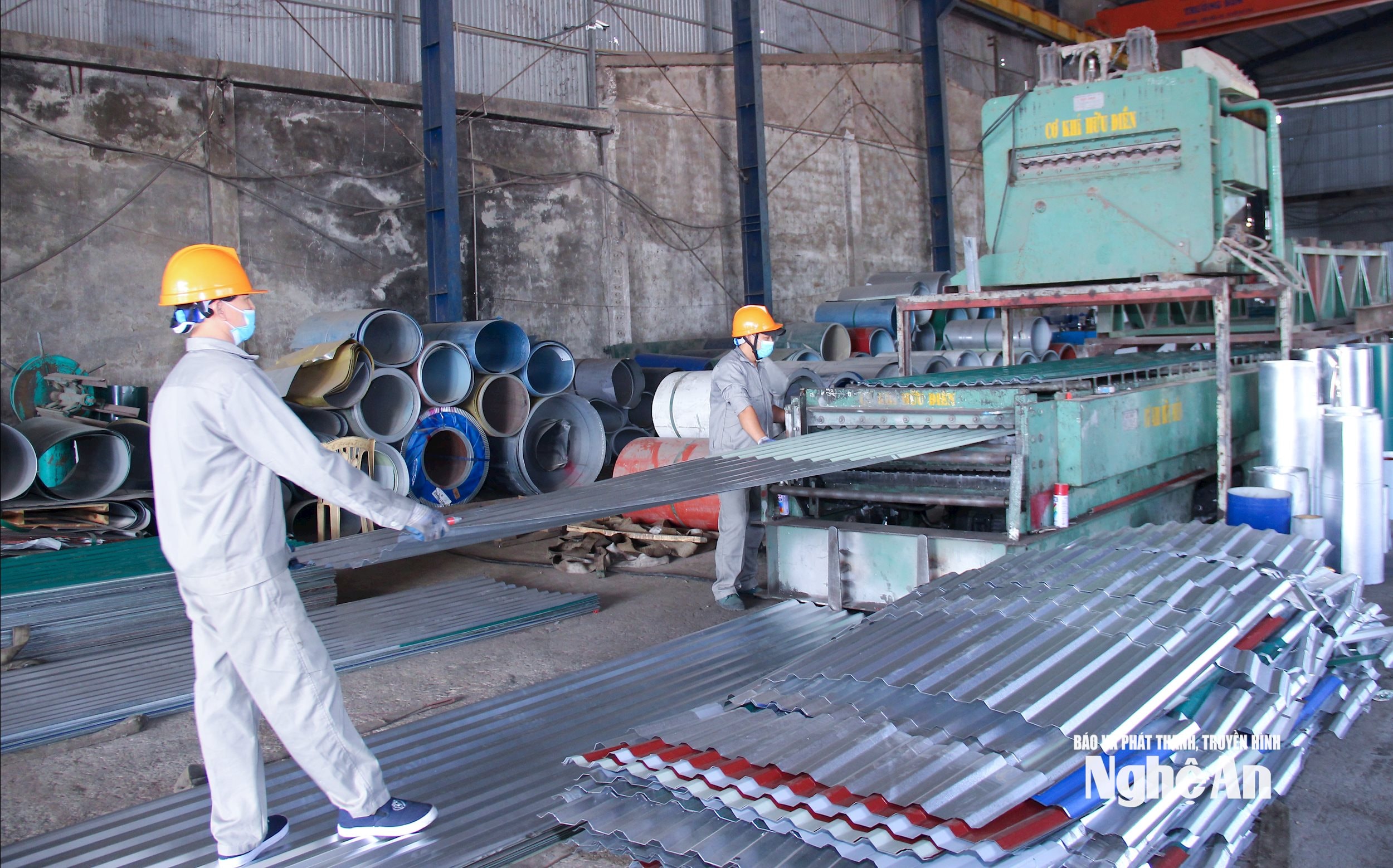 Sản xuất thôn thép tại Cụm công nghiệp Diễn Hồng. Ảnh- Mai Hoa