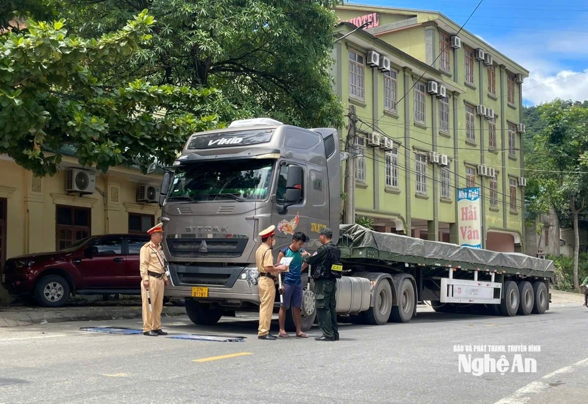 Đội CSGT đường bộ số 2 lập chốt kiểm tra trên tuyến Quốc lộ 7. Ảnh tư liệu