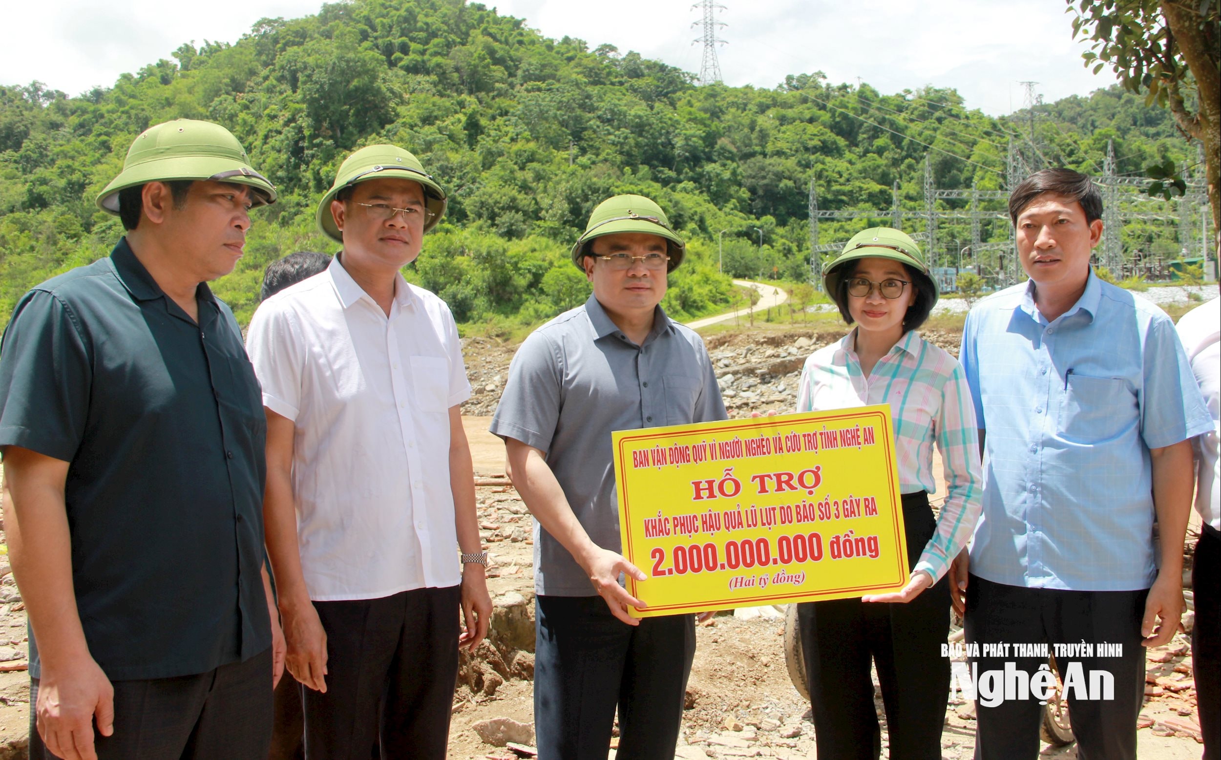 Đoàn công tác trao tiền hỗ trợ cho xã Yên Na. Ảnh: Quang An