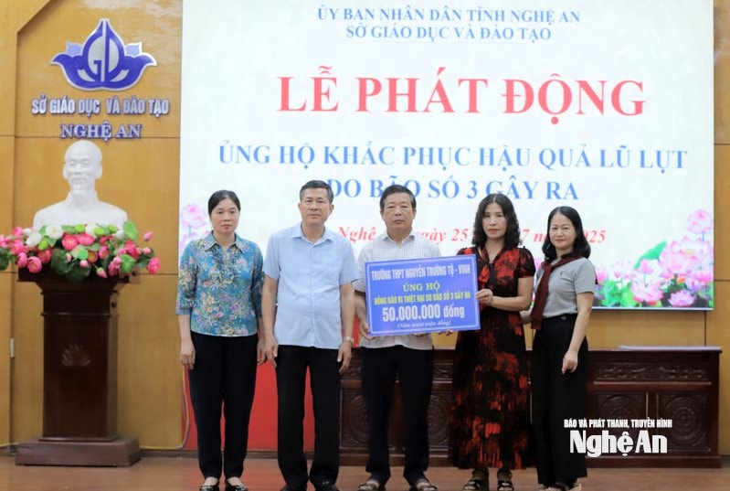 Các trường học ở Nghệ An ủng hộ khắc phục bão lũ. Ảnh - Mỹ Hà
