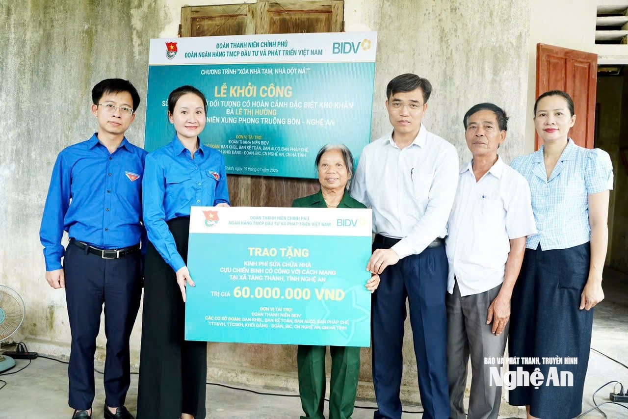 trao tặng nhà tình nghĩa cho TNXP Lê Thị Hường thuộc xóm 4 xã Yên Thành