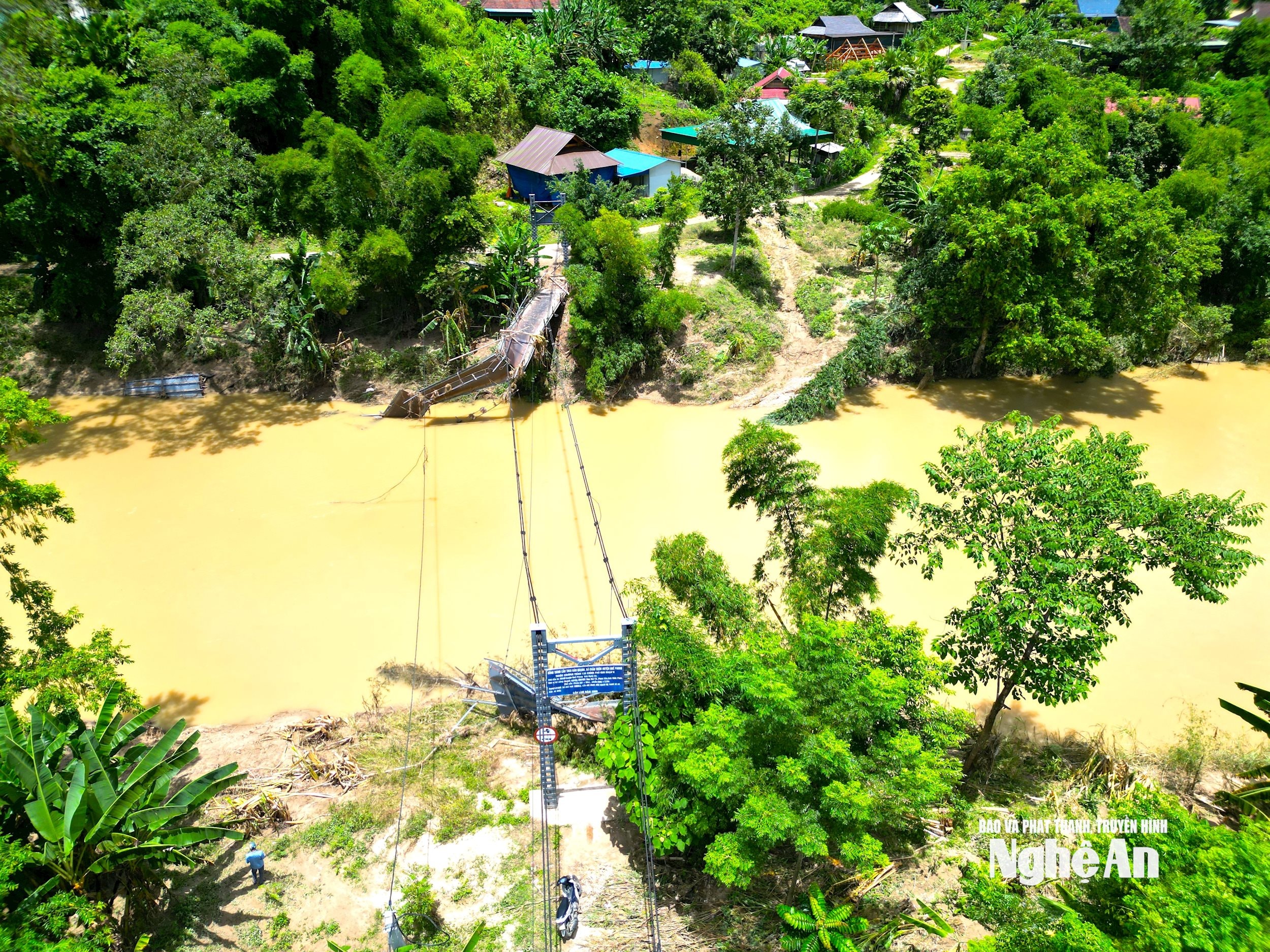 A ponte suspensa de Muong Quang, na comuna de Muong Quang, foi destruída pela enchente em 22 de julho. Foto: Van Truo