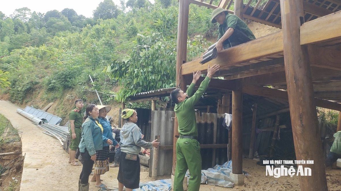 Công an xã Tri Lễ giúp dân sửa lại nhà bản Na Hốc. Ảnh: VT