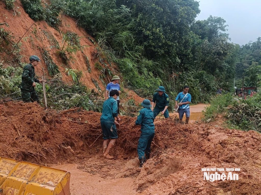 Lực lượng chức năng xã Tri Lễ san gạt bùn đất đường vào bản Na Hốc. Ảnh: VT