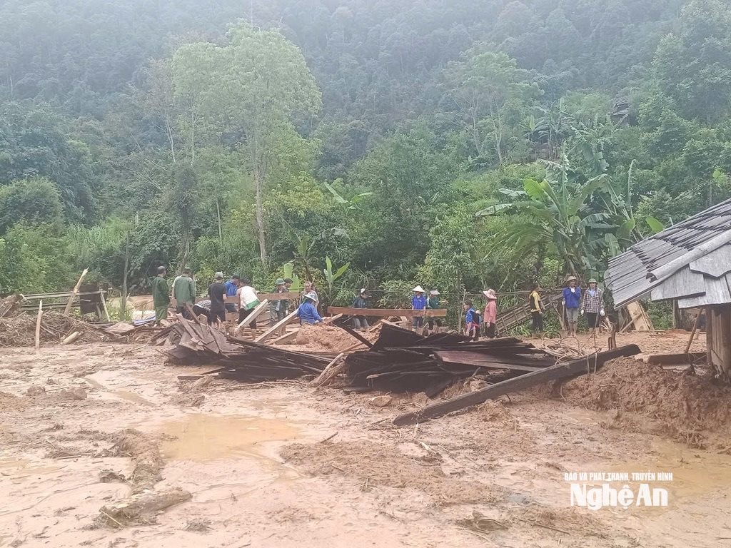 Tích cực giúp dân thu dọn đồ đạc nhà cửa bị hư hỏng ở bản Huồi Mới.