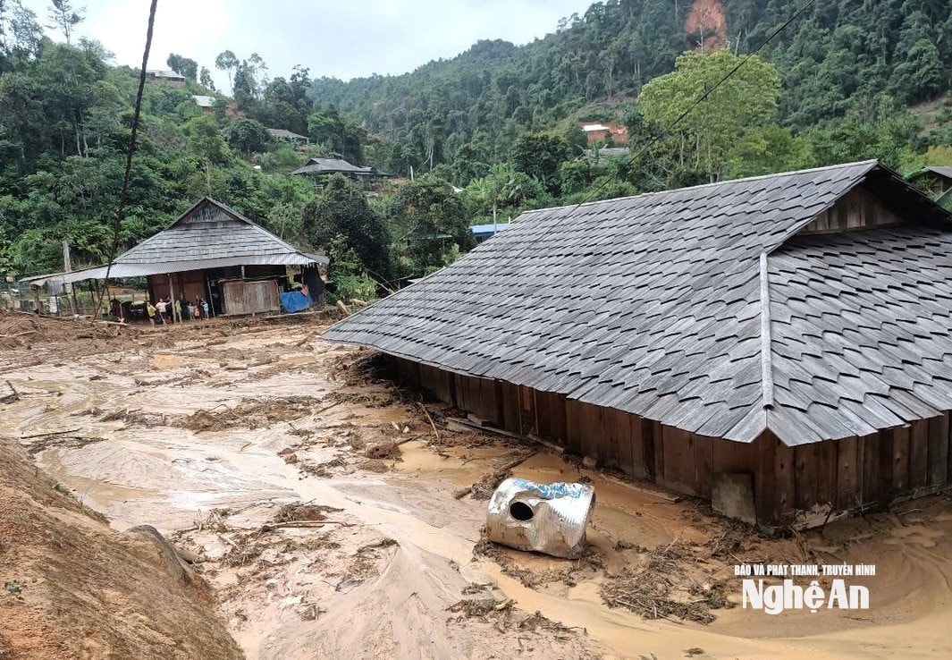 Tại bản Huồi Mới có 4 ngôi nhà bị vùi lấp đến này chưa thể khắc phục do bùn đất dày đặc. Ảnh: Văn Trường