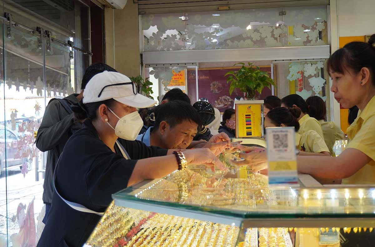 Giá vàng chiều nay 27/7: Người mua lỗ nặng gần 3 triệu đồng