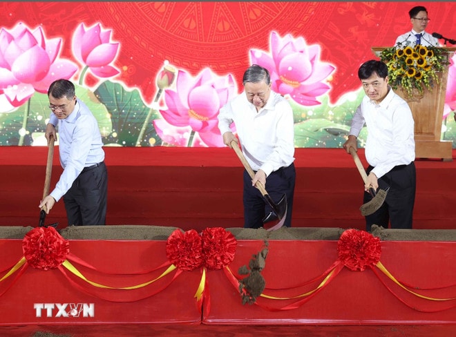 Tổng Bí thư Tô Lâm và các đại biểu thực hiện nghi thức khởi công Trường liên cấp Tiểu học, Trung học cơ sở xã Si Pa Phìn, tỉnh Điện Biên. Ảnh: Thống Nhất – TTXVN ttxvn-2707-tong-bi-thu-dien-bien-5.jpg
