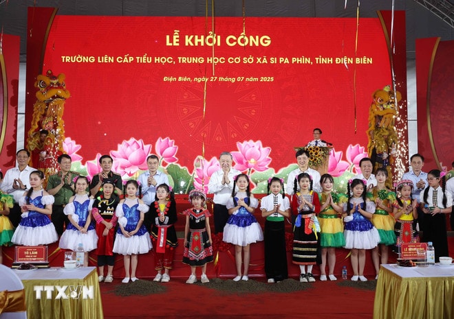 Tổng Bí thư Tô Lâm với các thiếu nhi tại Lễ khởi công Trường liên cấp Tiểu học, Trung học cơ sở xã Si Pa Phìn, tỉnh Điện Biên. (Ảnh: Thống Nhất/TTXVN) ttxvn-2707-tong-bi-thu-dien-bien-4.jpg
