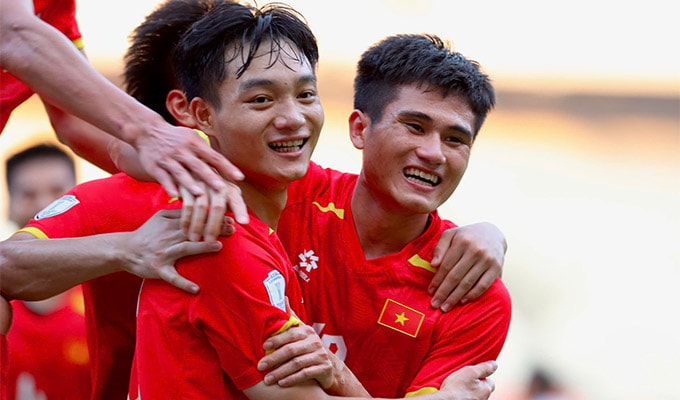 Phi Hoàng (phải) là một trong những cầu thủ chơi ấn tượng nhất của U23 Việt Nam ở giải U23 Đông Nam Á 2025