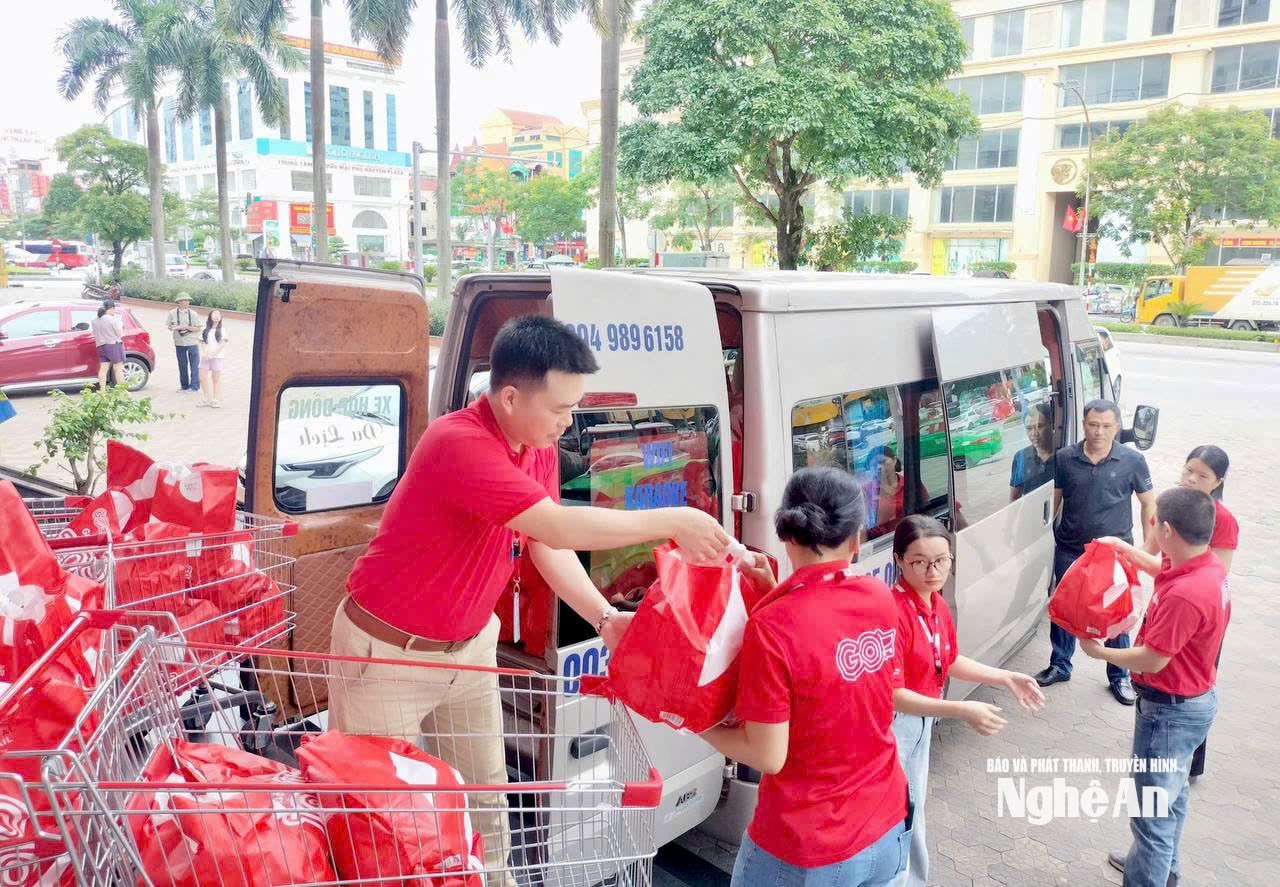 Siêu thị Go!Vinh bốc xếp hàng ủng hộ người dân vùng lũ ảnh- TH