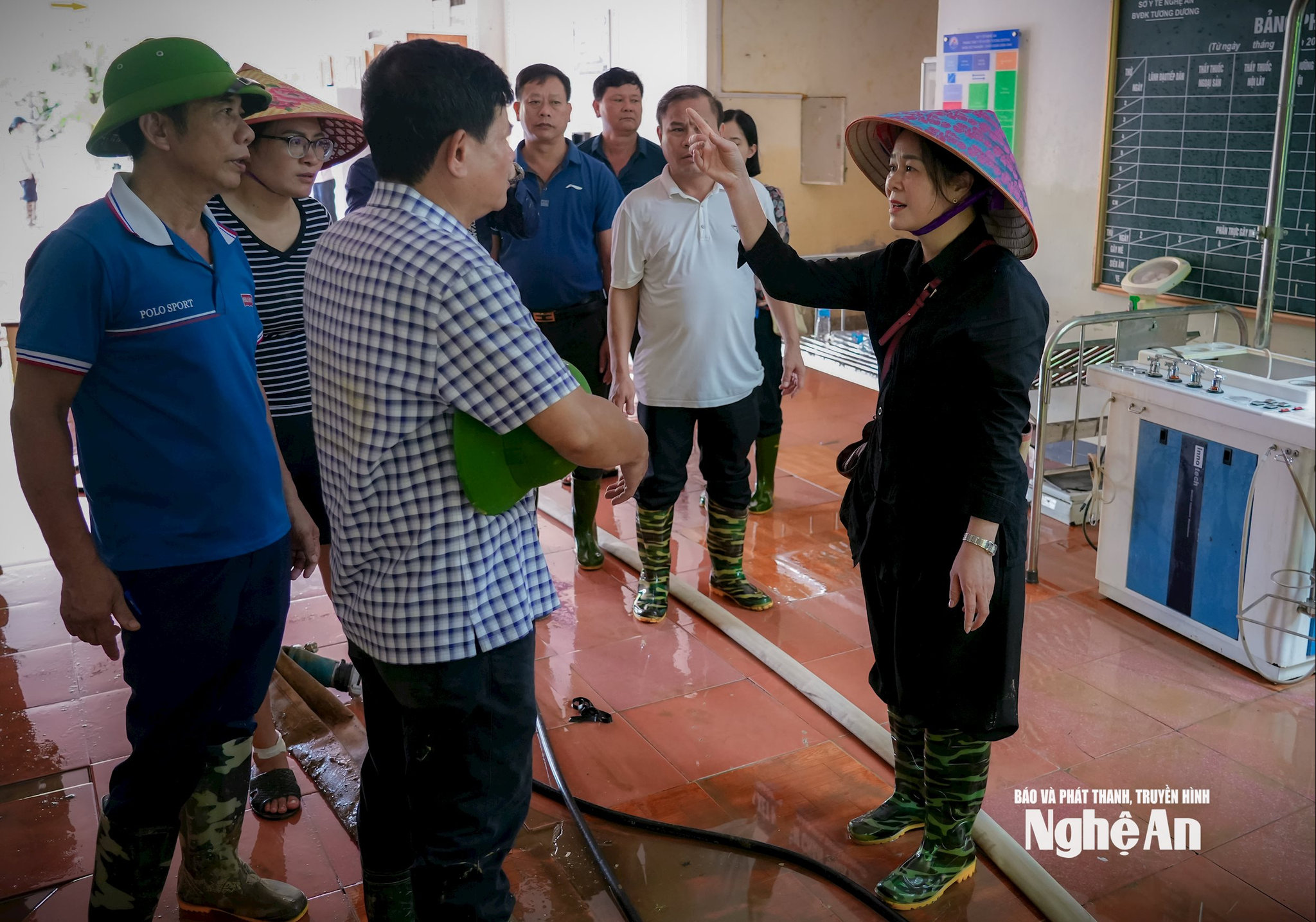 Giám đốc Sở Y tế Nghệ An trực tiếp vào 'rốn lũ', chỉ đạo lập trạm dã chiến, điều xe cứu thương ứng cứu