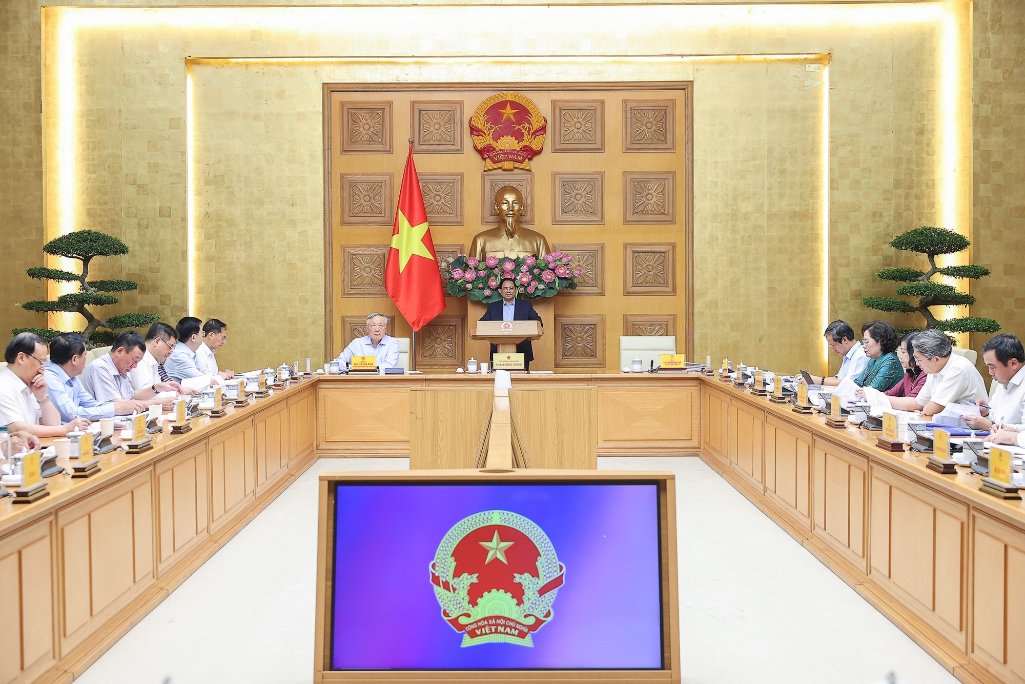 Thủ tướng chủ trì hội nghị đánh giá việc sắp xếp tổ chức bộ máy và vận hành chính quyền địa phương 2 cấp- Ảnh 2. Thủ tướng chủ trì hội nghị đánh giá việc sắp xếp tổ chức bộ máy và vận hành chính quyền địa phương 2 cấp- Ảnh 2.