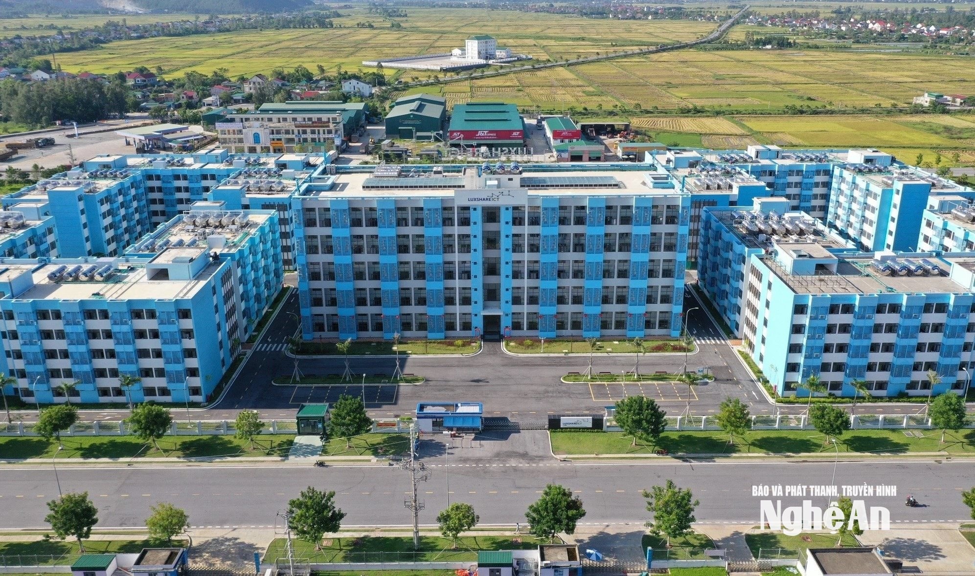 ky-tuc-xa-phuc-vu-cong-nhan-do-tap-doan-luxshare-ict-dau-tu-o-khu-cong-nghiep-vsip-nghe-an.-anh-tran-chau