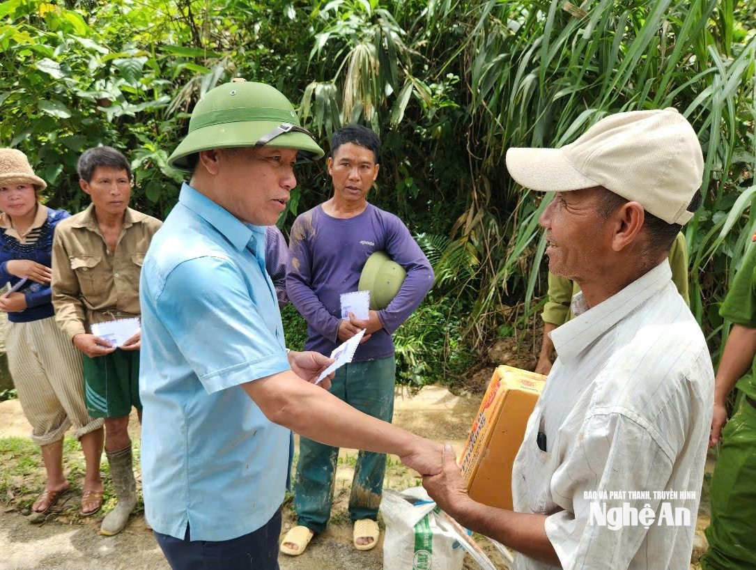 Phó Chủ tịch UBND tỉnh Hoàng Phú Hiền động viên bà con vùng lũ Nhôn Mai, kiểm tra phương án khắc phục tuyến đường Quốc lộ 16 và 543D