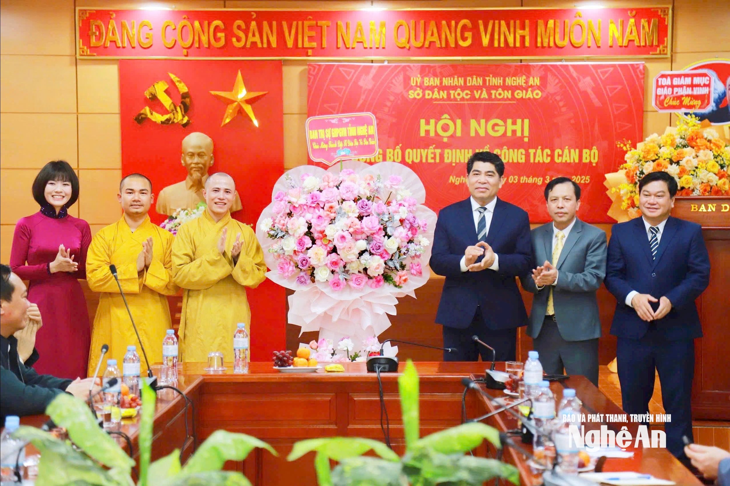bna_ban-tri-su-ghpg-tinh-nghe-an-chuc-mung-lap-so-dt-va-tg.jpg