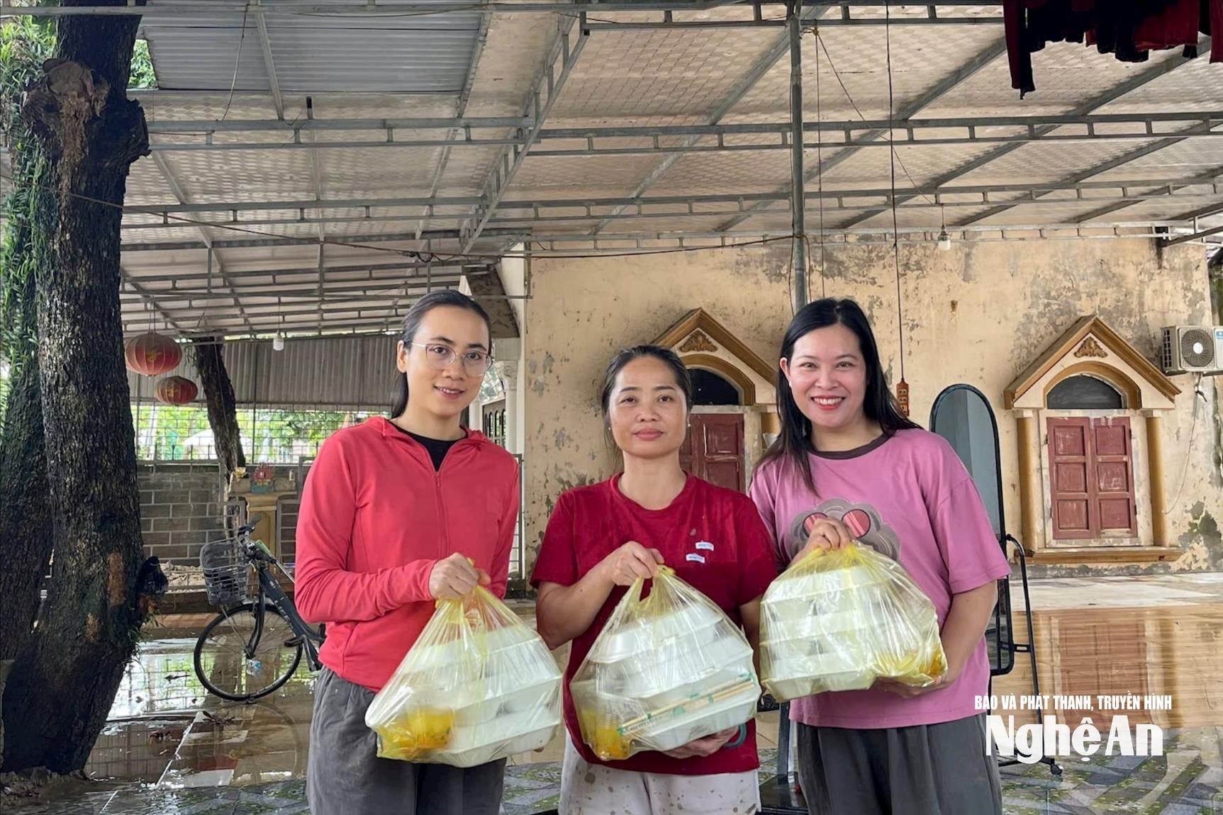 bna_giao-vien-truong-thcs-tra-lan-trao-co-cho-nhung-gia-dinh-bi-ngap-lut-do-mua-lu.-anh-cscc-b2b6b0100c6d3434984033290e6c9810(1).jpg