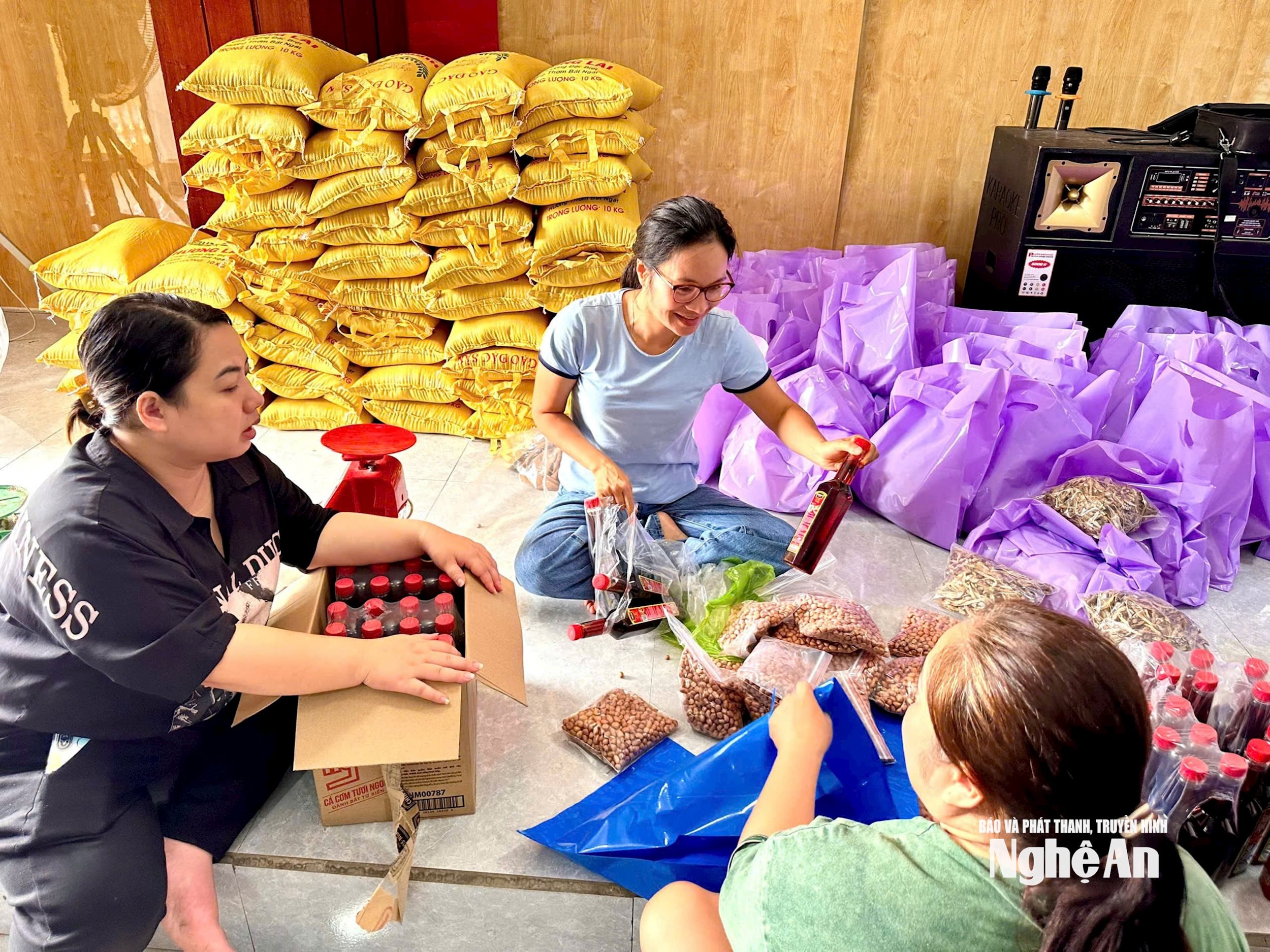 Giáo viên Trường THPT Quế Phong chuẩn bị lương thực để hỗ trợ nhân dân xã Nhôn Mai. Ảnh - Chiến Thắng