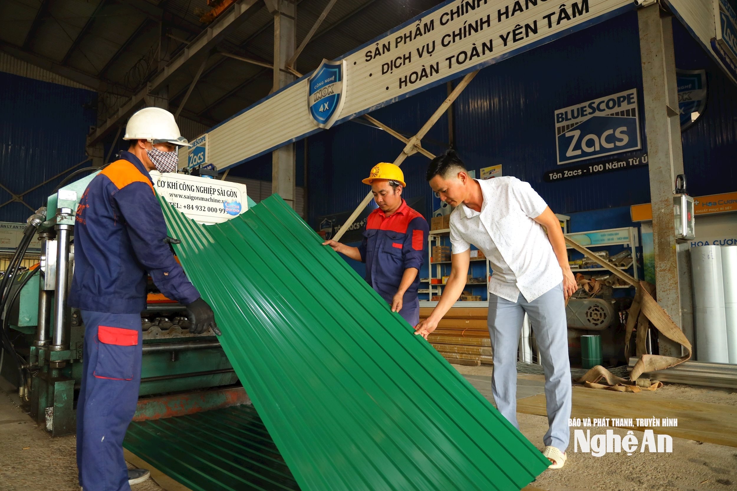 Sản xuất tôn lợp tại một oanh nghiệp ở Thái Hòa. Ảnh Nguyên Nguyên