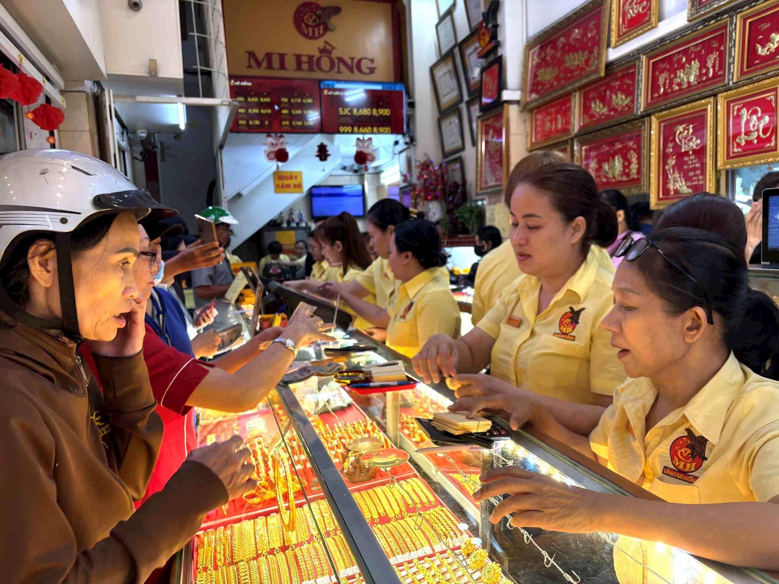 Giá vàng hôm nay 29/7: Giá vàng trong nước cao hơn 12 triệu do vàng thế giới giảm mạnh