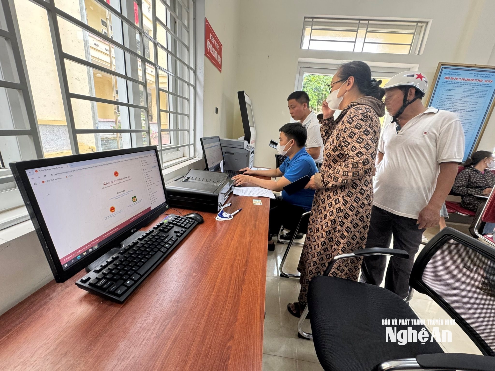 Hướng dẫn, hỗ trợ công nhận nhập dự liệu thủ tục hành chính vào Cổng dịch vụ công trực tuyến tại phường Trường Vinh. Ảnh Nguyễn Hải