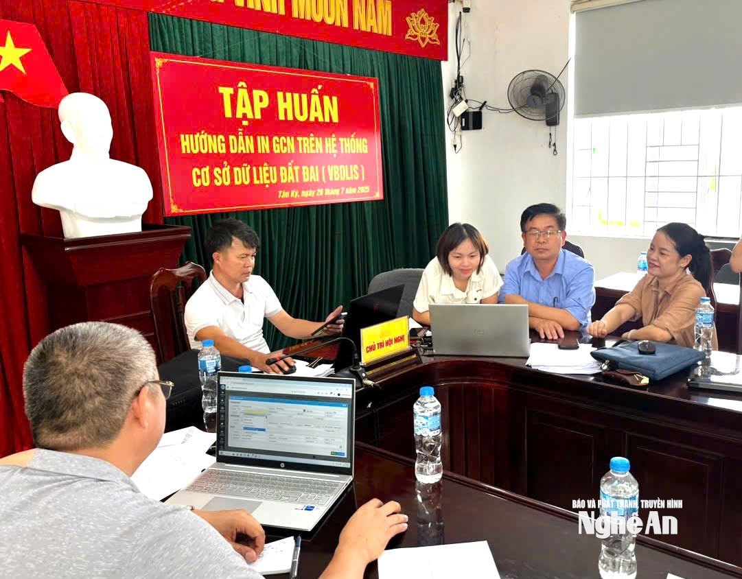 Tập huấn nhập dữ liệu đất đai, ghi thông tin trên phôi giấy chứng nhận QSD đất. Ảnh Ng.Hải