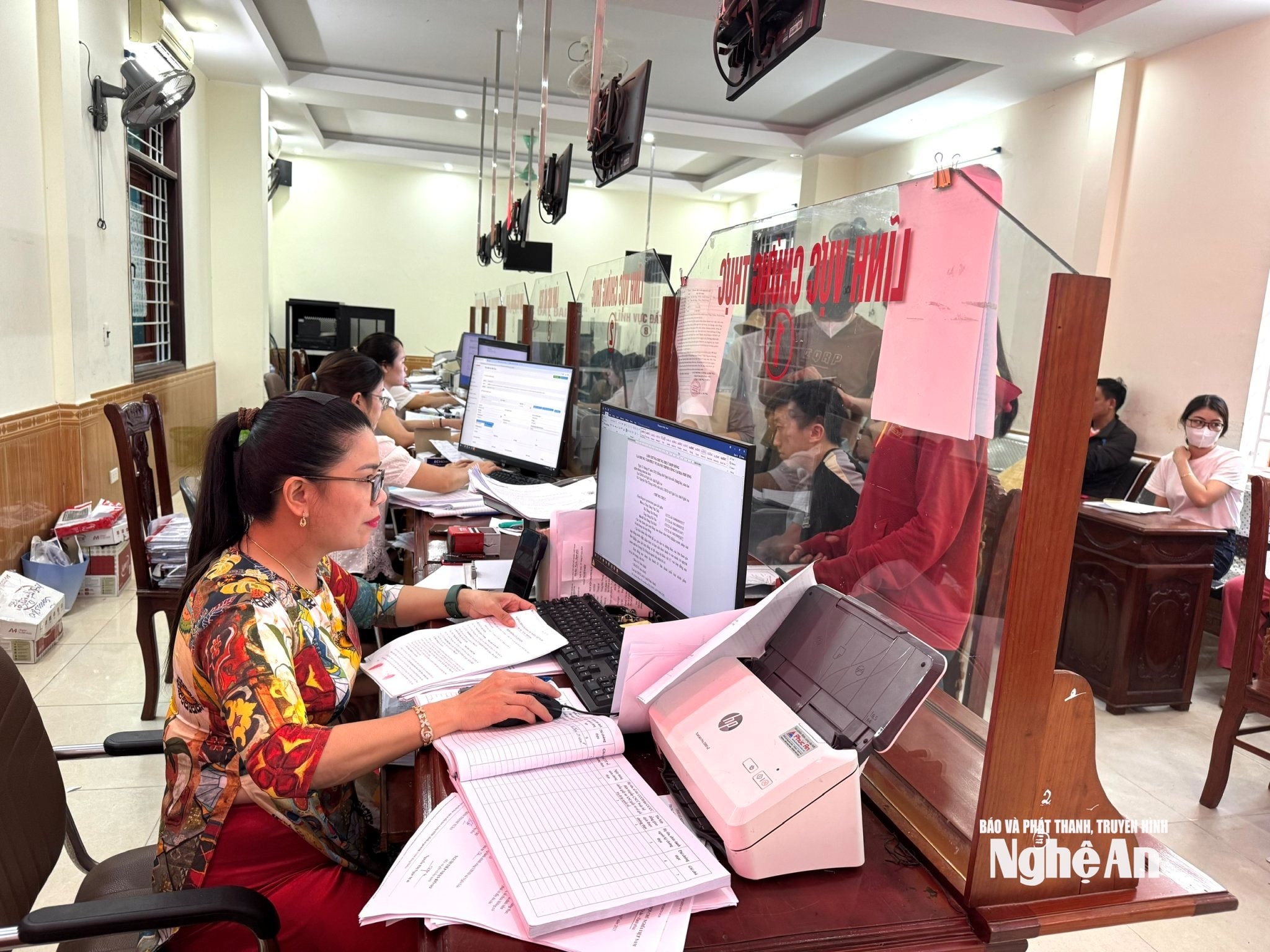 Trực tiếp nhận hồ sơ thủ tục hành chính tại Trung tâm Phục vụ hành chính công xã Nghi Lộc. Ảnh Nguyễn Hải