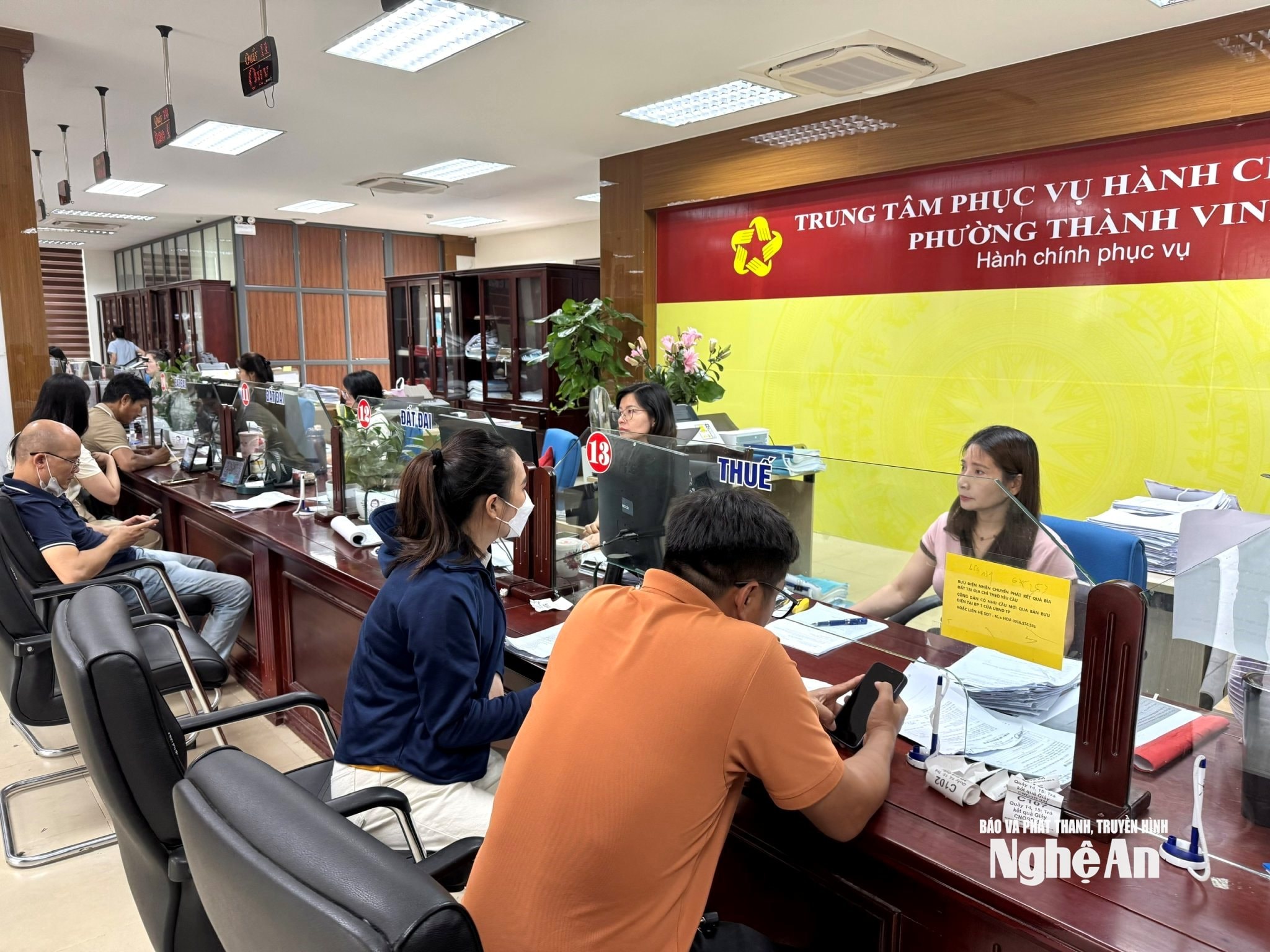 Trực tiếp nhận hồ sơ tại Trung tâm Phục vụ hành chính công phường Thành Vinh. Ảnh Ng. Hải