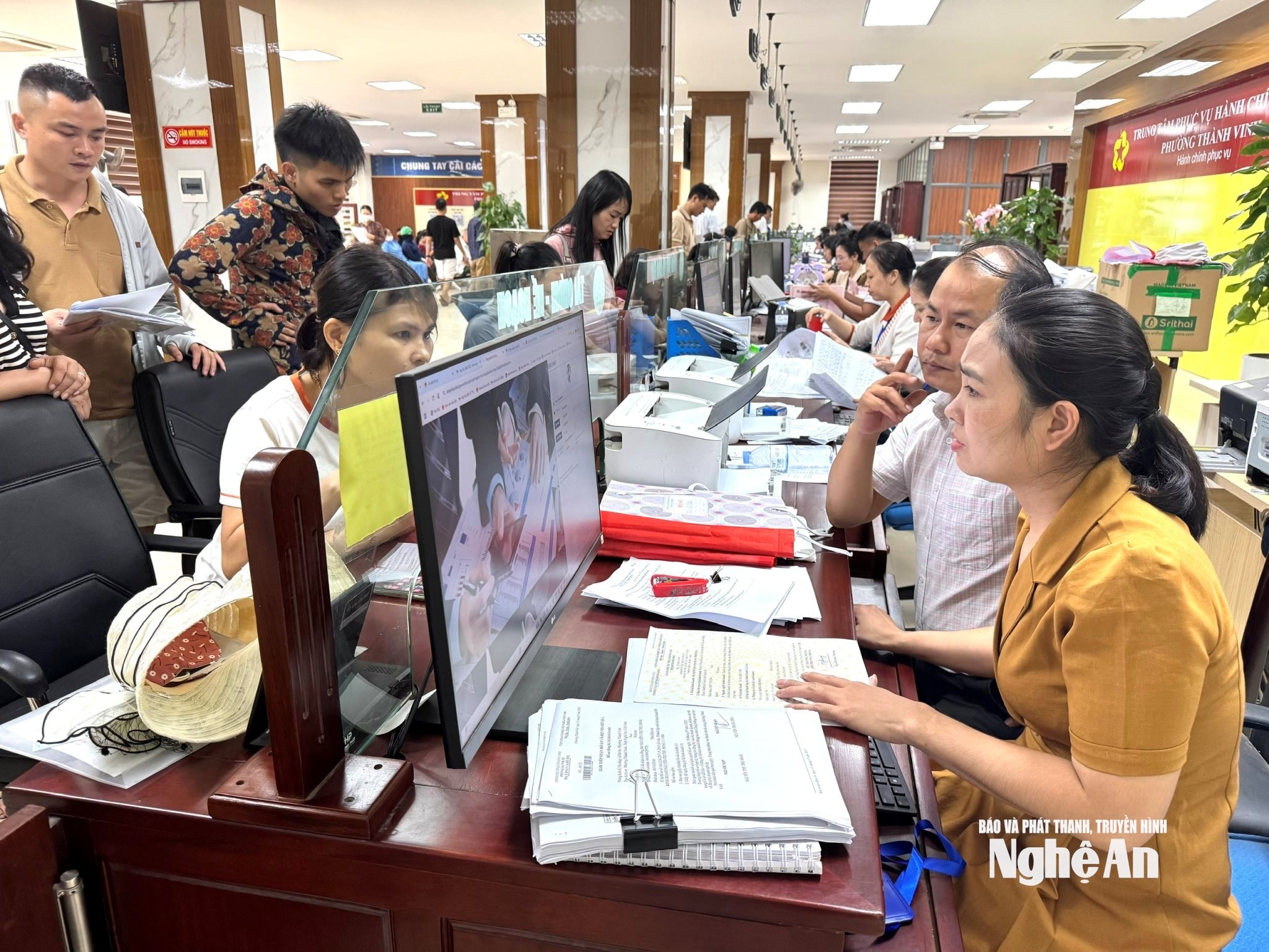 Bình quân mỗi ngày Trung tâm Hành chính công phường Thành Vinh tiếp nhận trên dưới 200 hồ sơ, trong đó 150 hồ sơ hành chính đất đai. Ảnh Nguyễn Hải