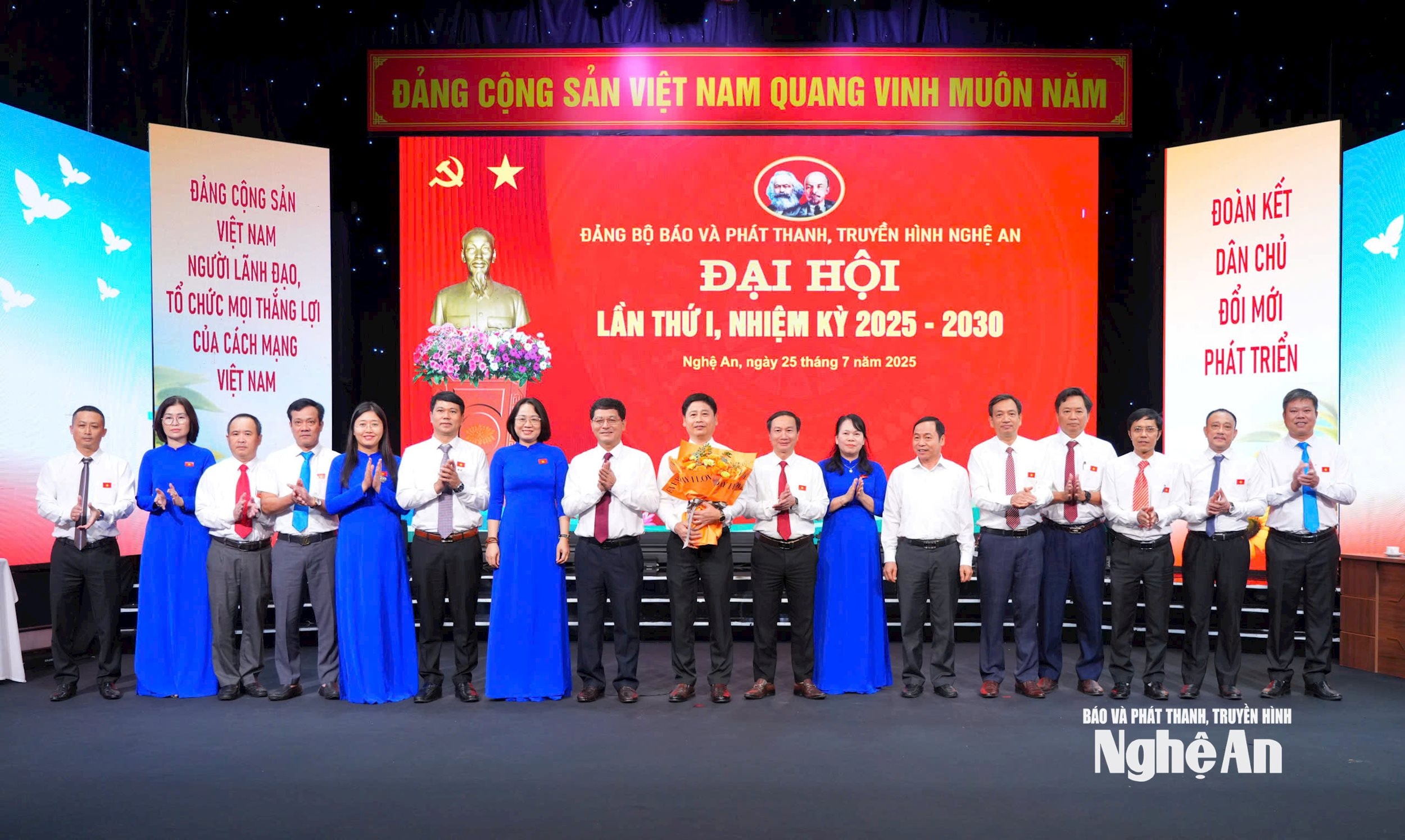 Ban chấp hành Đảng bộ Báo và phát thanh, truyền hình Nghệ An ra mắt Đại hội. Ảnh Thành Cường
