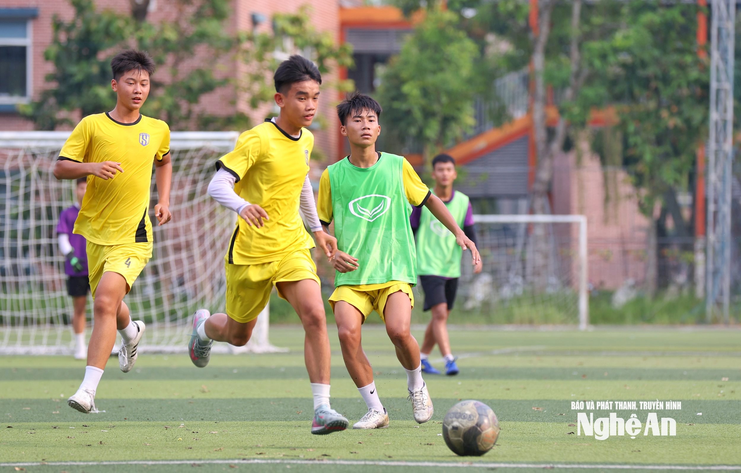 Tinh thần đoàn kết tiếp tục được duy trì trong toàn đội U15 Sông Lam Nghệ An, tất cả đang cùng hướng tới mục tiêu chung. Ảnh: Đức Anh
