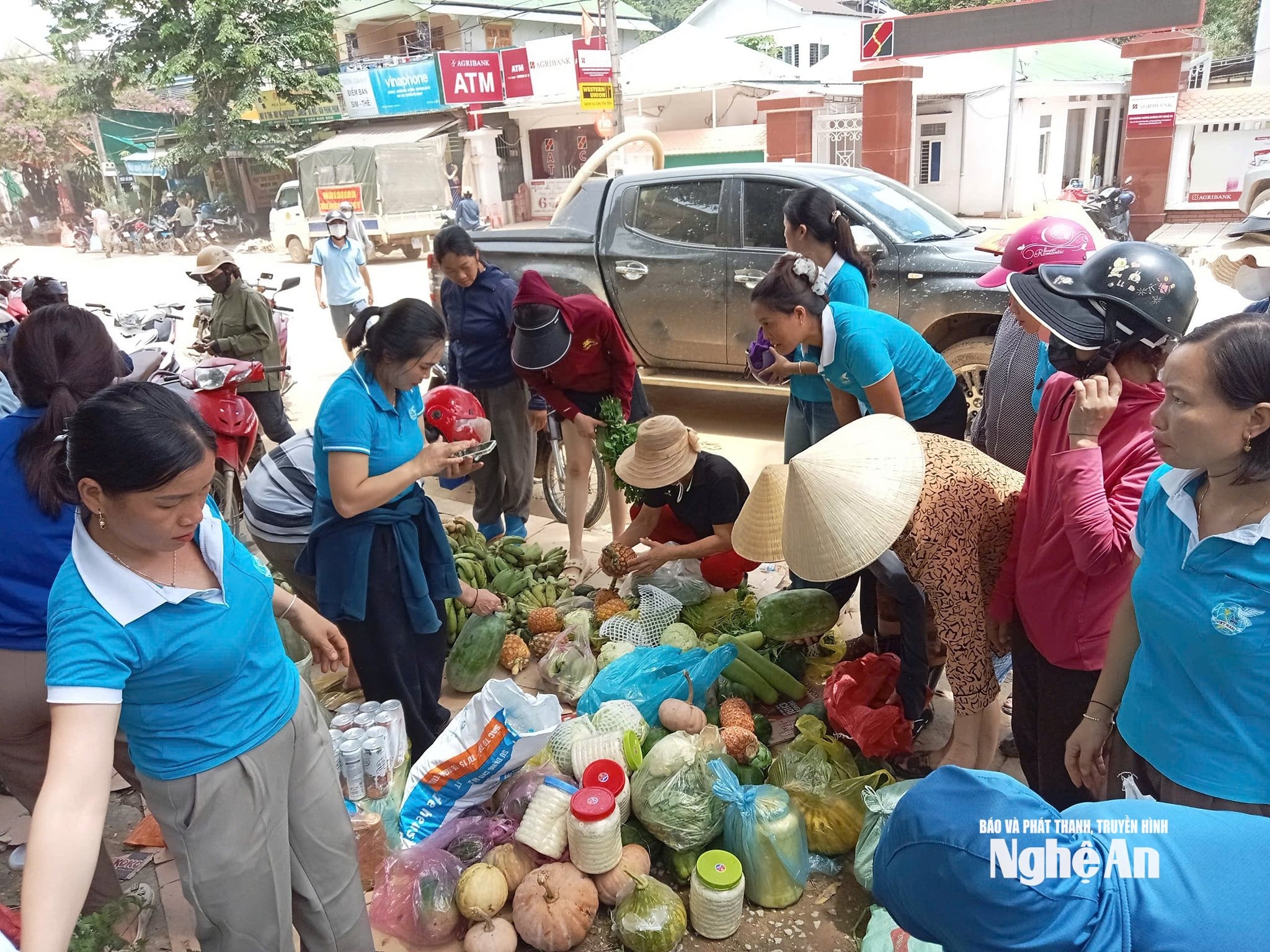Người dân Yên Na chuẩn bị lương thực hỗ trợ nhân dan vùng tâm lũ. Ảnh- CSCC