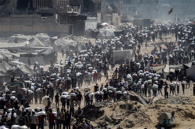 Máy bay thả hàng viện trợ xuống Dải Gaza ngày 27/7. Ảnh: THX