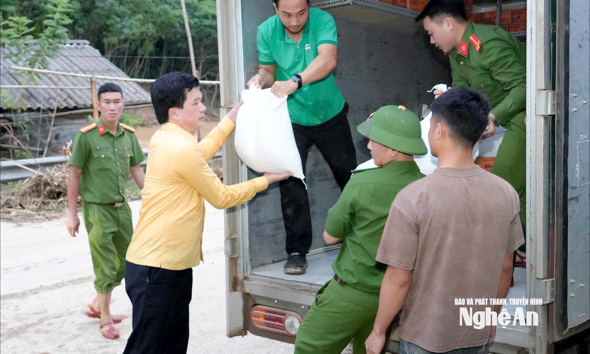 Đoàn công tác của tỉnh và lực lượng chức năng vận chuyển lương thực hỗ trợ người dân Chiêu Lưu. Ảnh Phạm Bằng