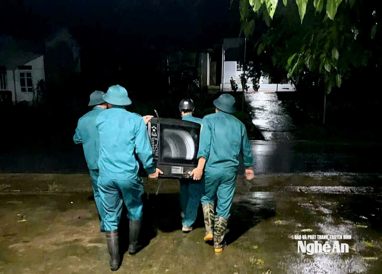 Các lực lượng xã Châu Bình giúp nhân dân di chuyển tài sản có giá trị lên vùng an toàn. Ảnh: CSCC