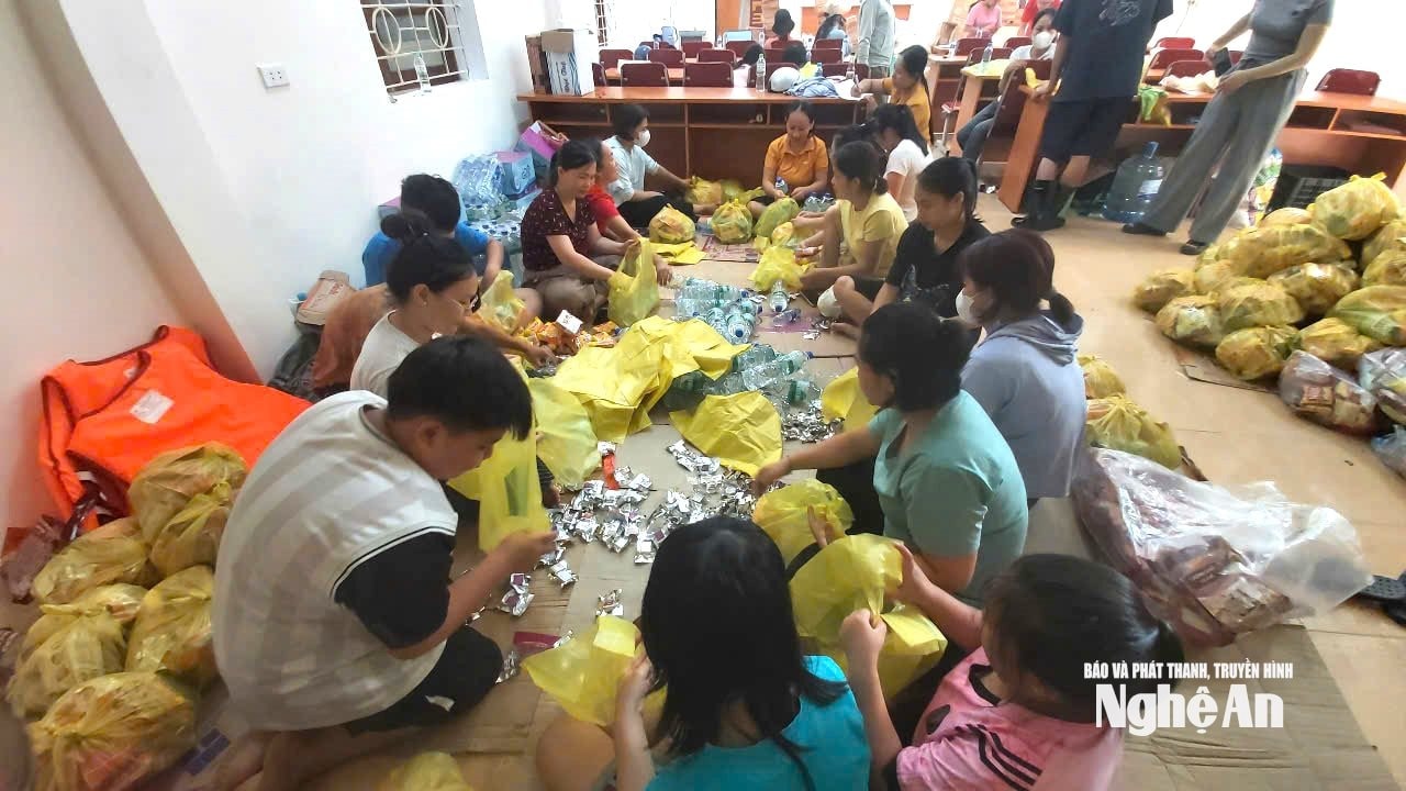 Hàng cứu trợ được Ủy ban Mặt trận Tổ quốc xã Tương Dương tiếp nhận và đóng gói trước khi vận chuyển đến các thôn, bản. Anh quang an
