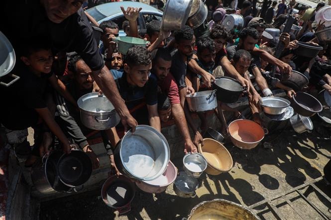 Người dân chờ nhận thực phẩm cứu trợ ở Gaza. Ảnh: THX
