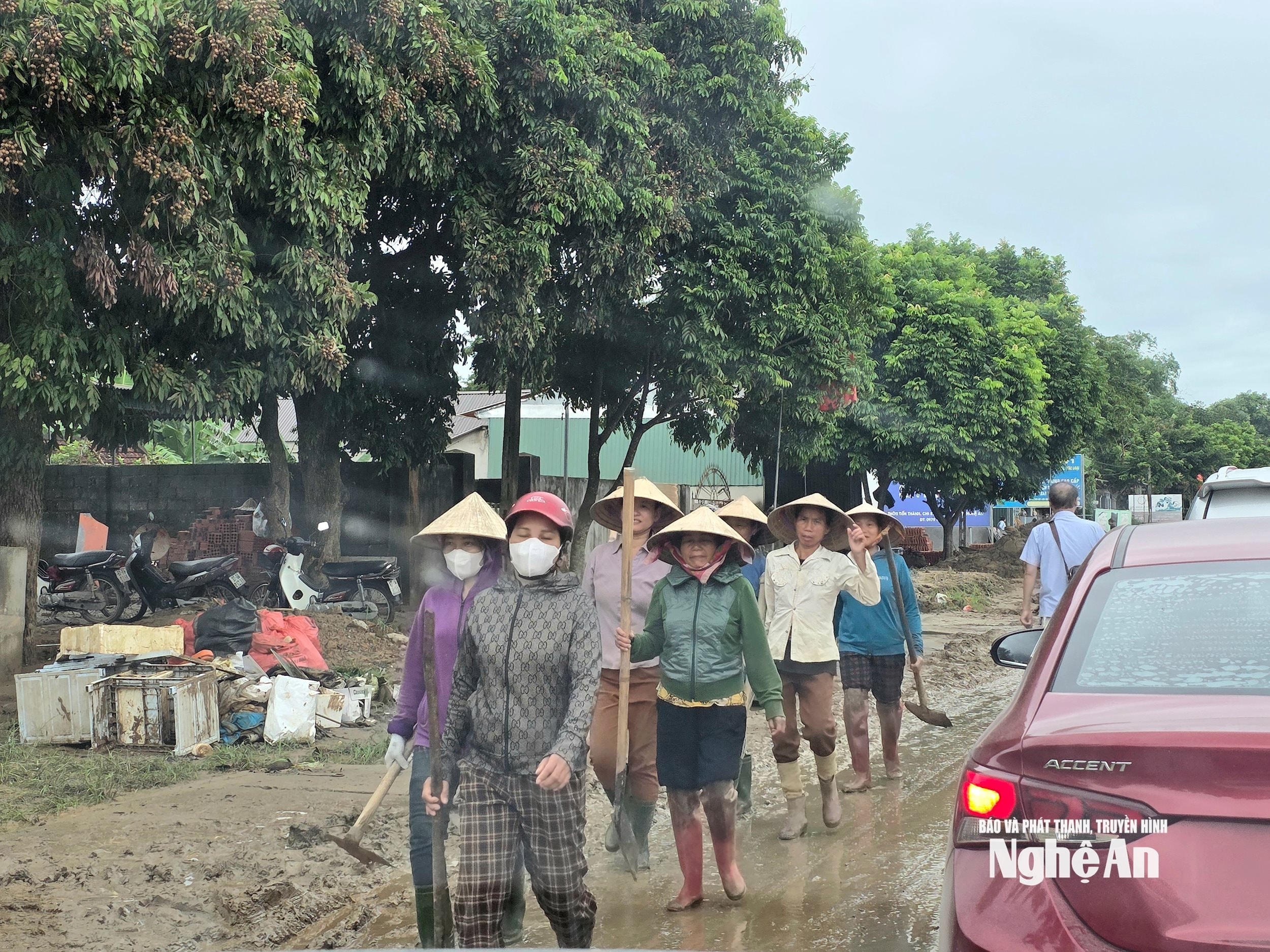 Người dân các bản ở xã Châu Khê đến giúp người dân thôn Tiến Thành, xã Con Cuông khắc phục hậu quả lũ lụt. Ảnh Hoài Thu