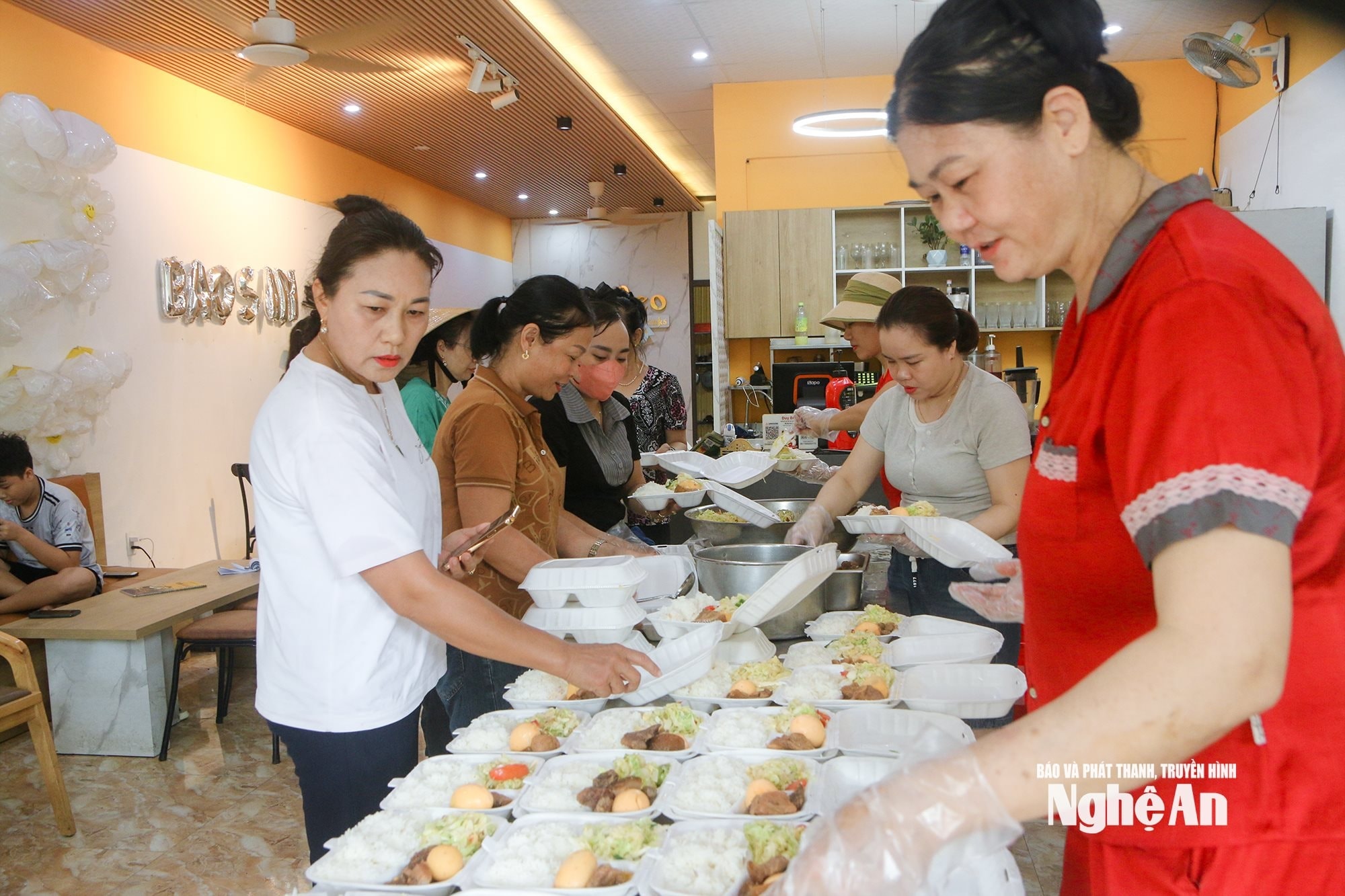Những suất cơm cho bà con vùng lũ từ bếp ăn nghĩa tình. Ảnh; Đình Tuân