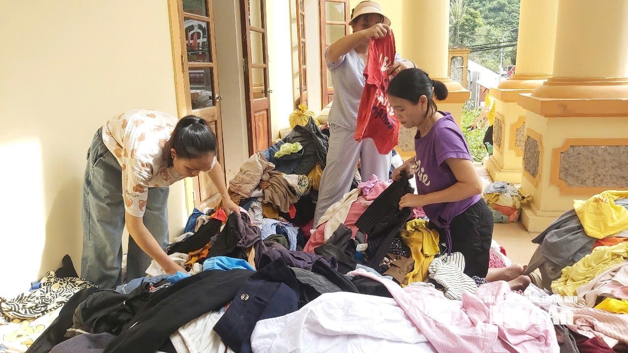 Quần áo cũng được lựa chọn trước khi chuyển đến người dân vùng lũ