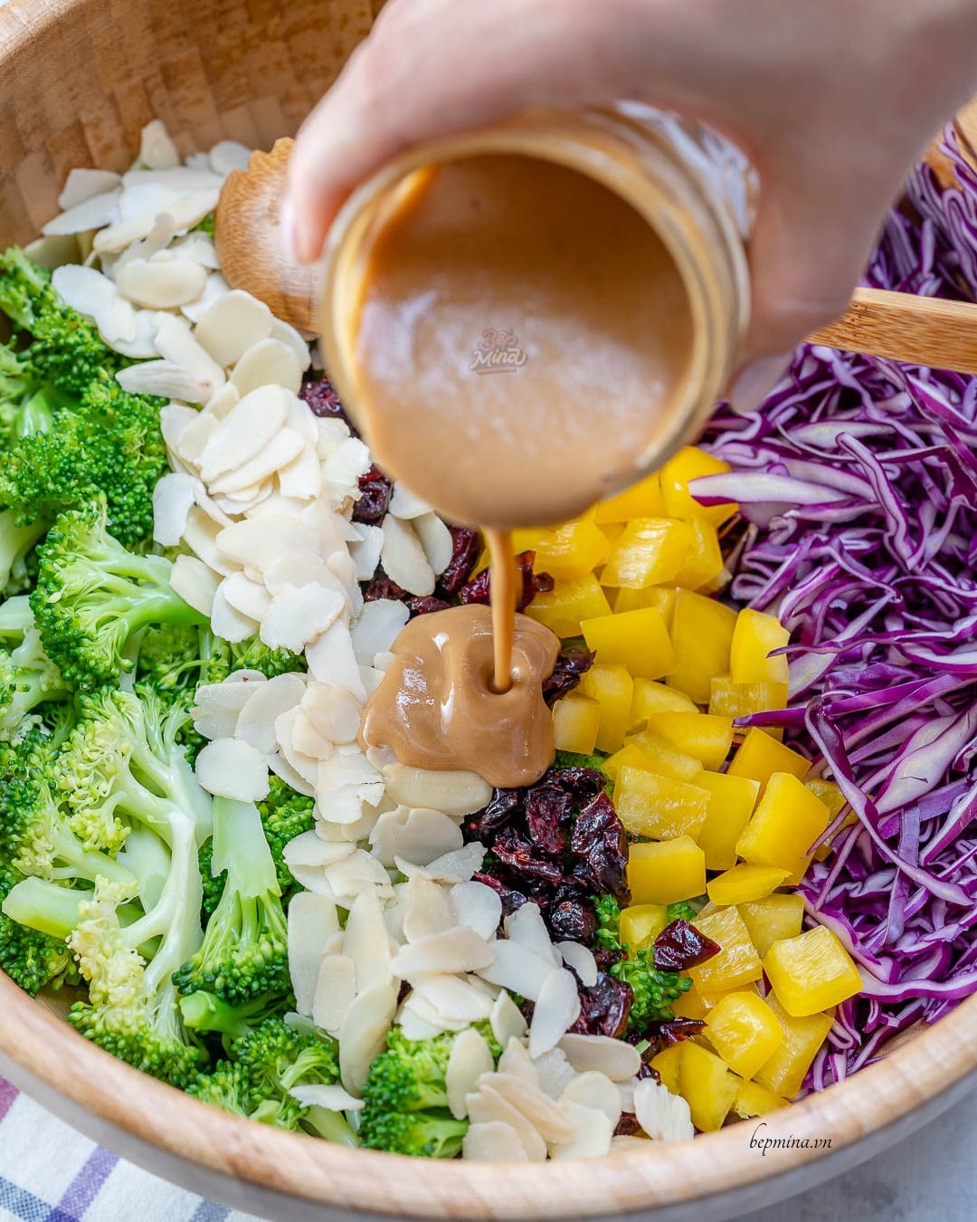 Cách làm salad bắp cải giòn mát sốt bơ đậu phộng béo bùi