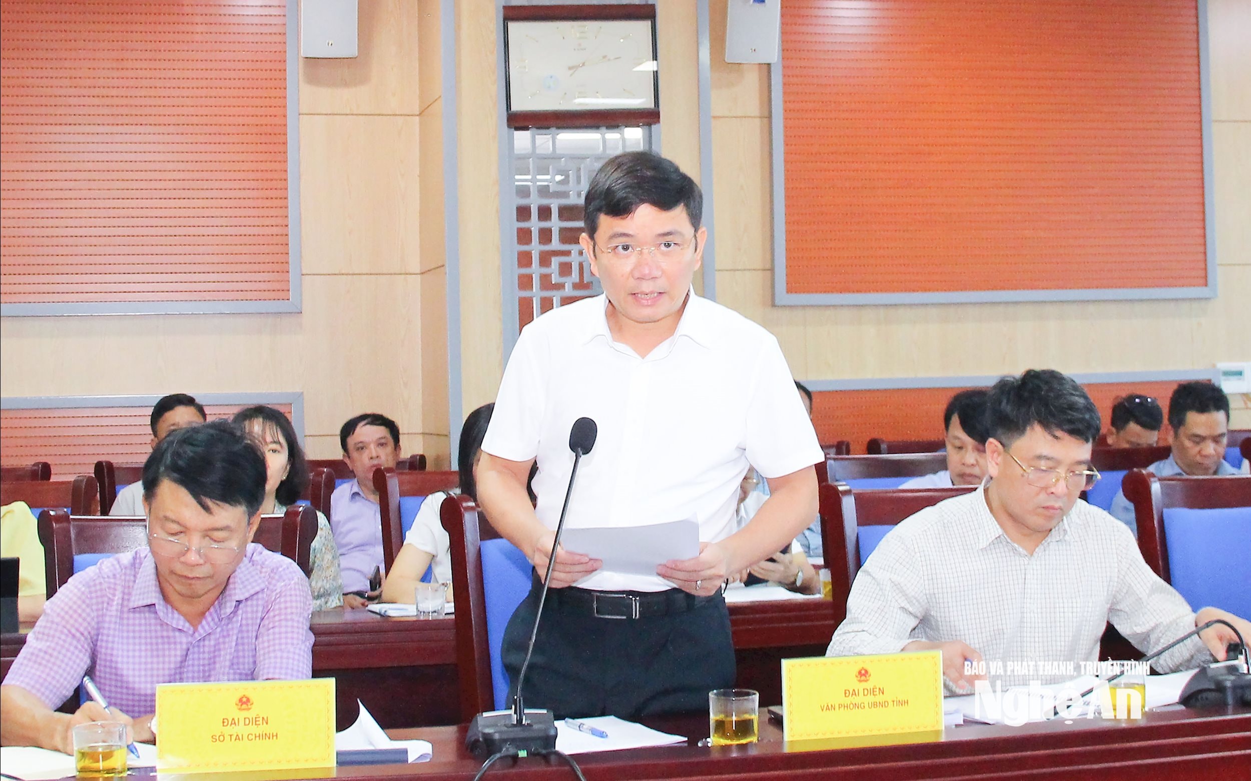 Phó Chánh Văn phòng UBND tỉnh Hoàng Vĩnh Trường báo cáo kết quả thực hiện các Thông báo Kết luận phiên giải trình của Thường trực HĐND tỉnh từ đầu nhiệm kỳ 2021 - 2026 đến nay. An
