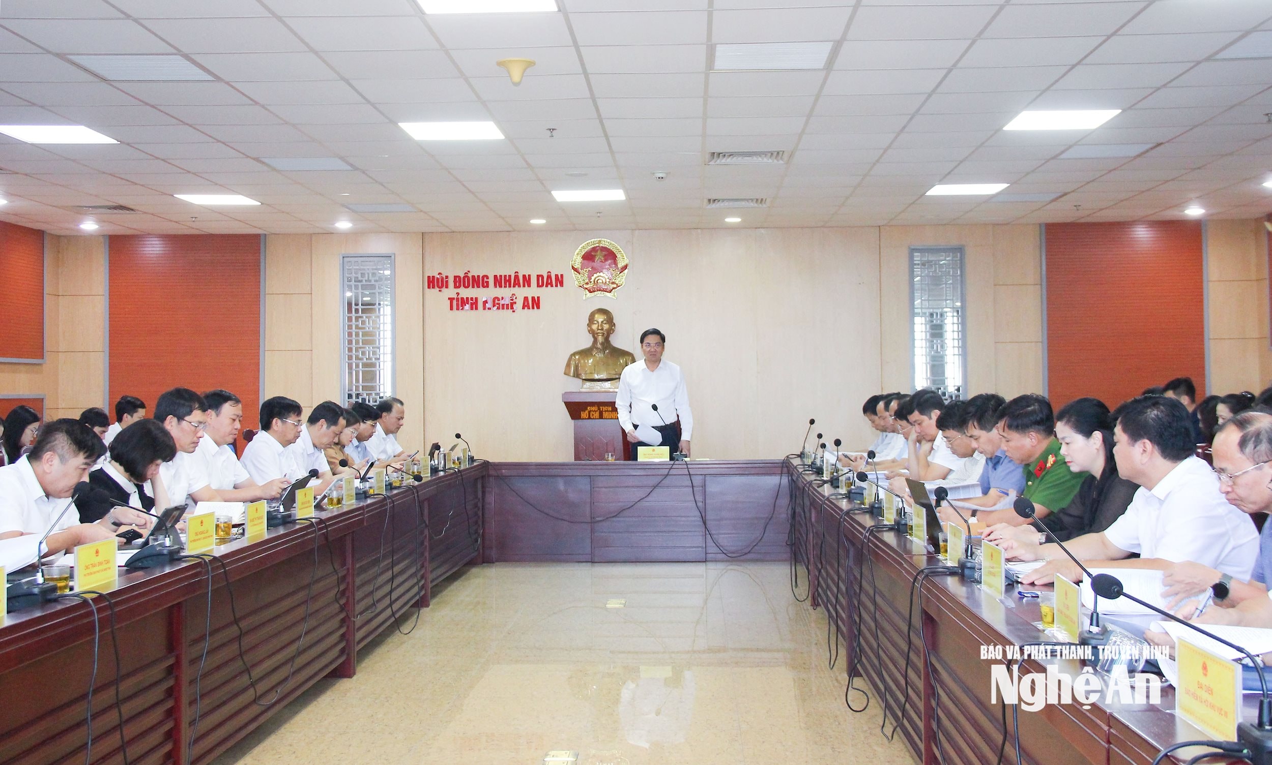 Quang cảnh phiên ho[
